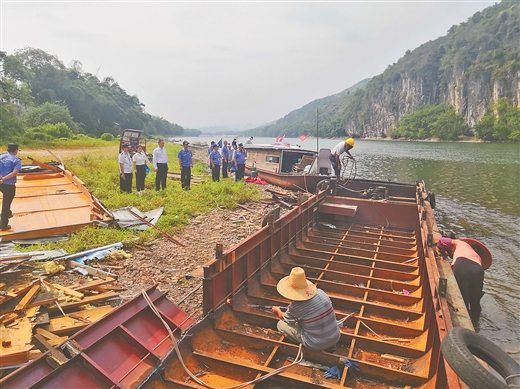 桂林漓江执法部门开展整治行动 清理废弃船只 保护漓江生态