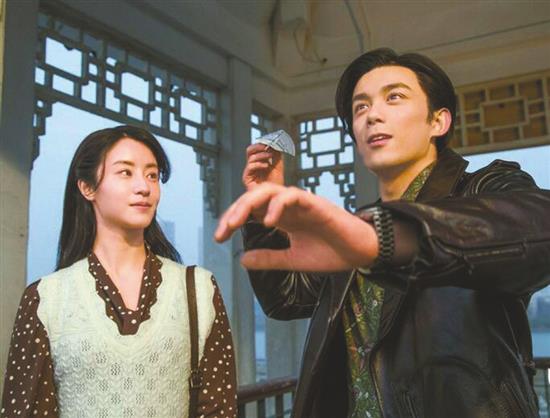 在《启航：当风起时》中首演年代戏长发造型的萧闯 让吴磊有了成熟感