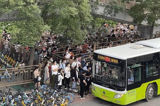 下班高峰期时，搭乘长途公交车回燕郊的北京“打工人”