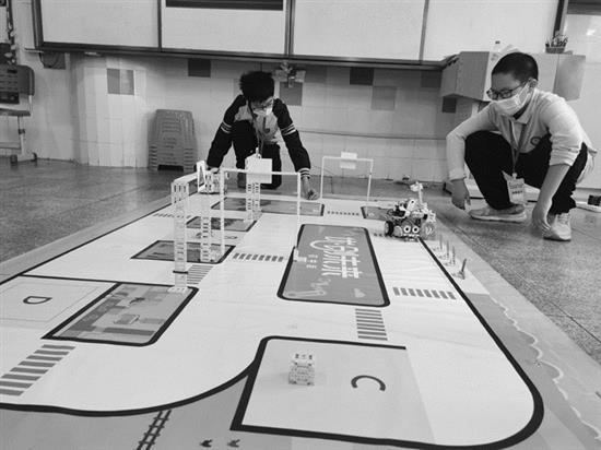 “汽车”自动驾驶 还能护理果园 2021年广西中小学电脑机器人竞赛在玉林市举行，学生作品惊艳亮相