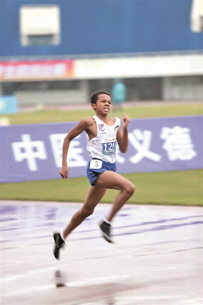 柳州市运会出了个“小博尔特” 12岁的中非混血小选手志成员勇夺男子青少年丙组400米短跑冠军