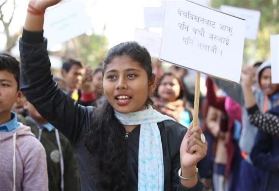 尼泊尔女性走上街头游行呼吁打击人口贩卖