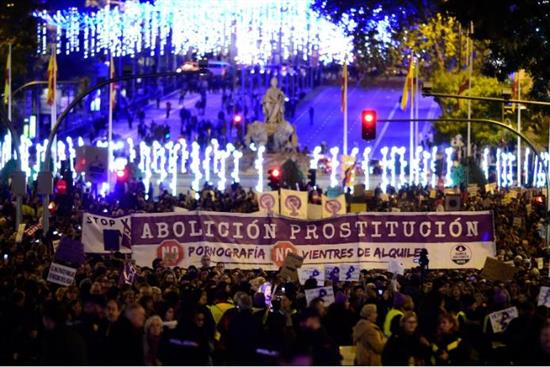 2019年11月25日，在马德里举行的“消除对妇女暴力国际日”纪念活动中，妇女们举着写有“废除卖淫”字样的巨大横幅。