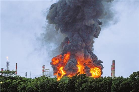 印尼一炼油厂发生火灾