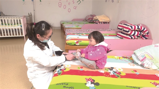 小女孩已由儿童福利院临时监护 相关部门正联系其父母