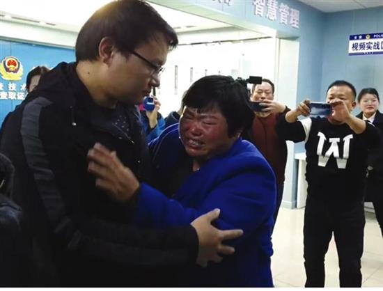 皖湘两地警方联手寻找，当年被拐男孩终与亲生父母团聚 这一声“爸妈”，他们苦等了24年