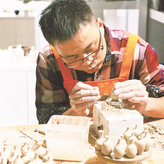 微陶瓷 大名堂 安徽小伙制作微型陶瓷“火出圈” 希望能激发更多人喜欢中国传统文化
