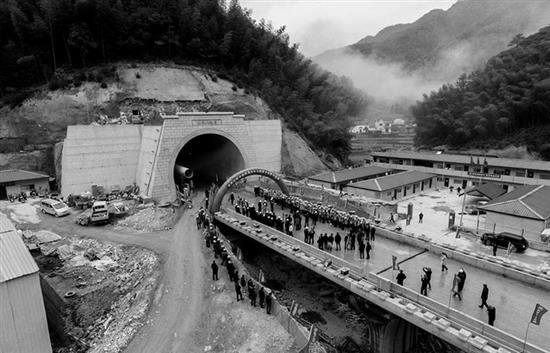 昌景黄高铁安徽段全线隧道贯通，明年建成后黄山到南昌仅需1小时