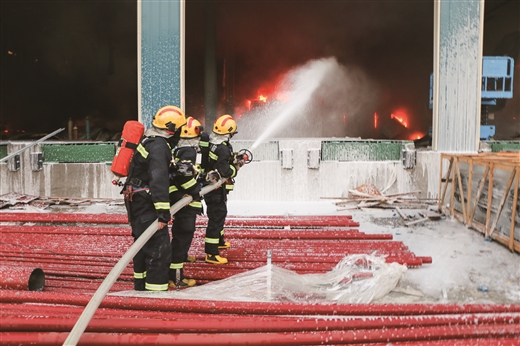 一工业园在建冷库起火，消防员火速处置 火场里抢出5个氧气瓶