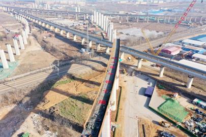 国内首次跨既有铁路导梁整体吊装完成郑济高铁山东段成功上跨京沪高铁