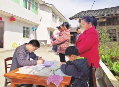 青川县市场监管局驻村工作队 为民办实事 服务暖人心