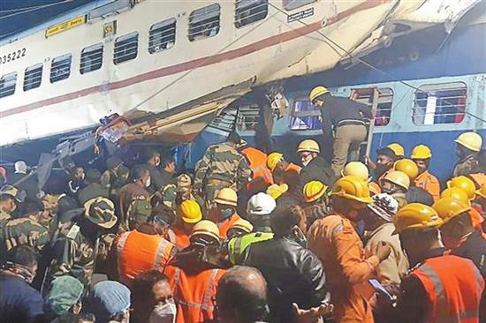 印度列车脱轨 已致9人死亡