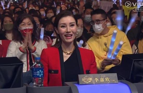 李嘉欣上一次公开亮相，为去年12月25日在《全民造星IV》总决赛担任评委（图片来源：“东网”）