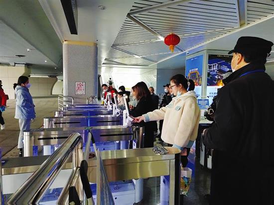 春运第一天，记者探访宣城火车站 “安康码”闸机助乘客快速通行