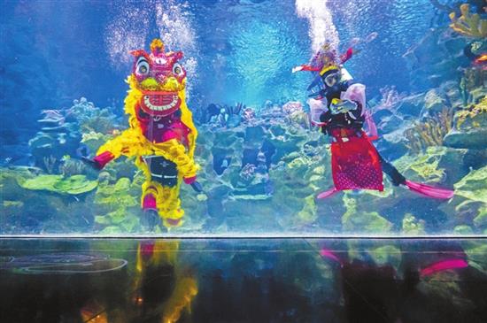 吉隆坡：水中舞狮贺新年