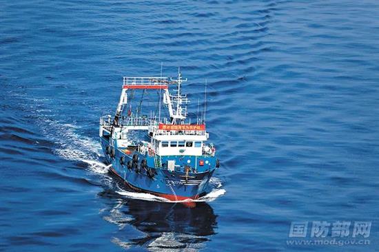 ▲中国渔船打出横幅感谢护航编队