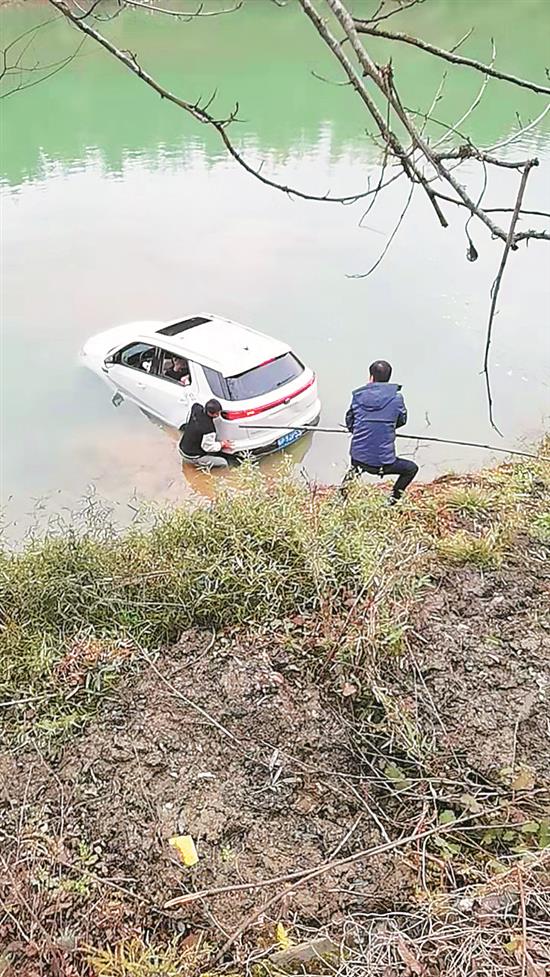 “搭救我们的司机大哥，你在哪？” 驾车不慎坠河被救， 宁国市民想找到恩人当面感谢