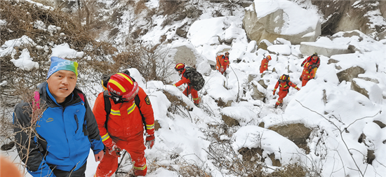 一男子被困山中 近百人48小时紧急营救