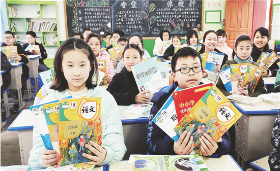 校园一瞥 开学第一天 宁强县南街小学为学生发放新书