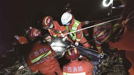 男子探险被困洞穴30小时 来宾消防接报后，连夜组织开展搜救将其救出