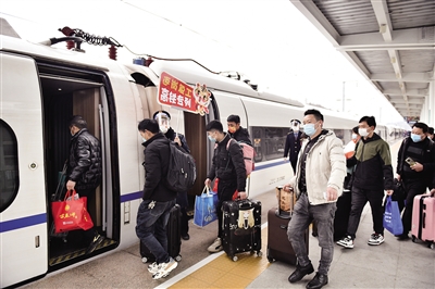 陕西开行今年首趟免费“点对点”定制高铁务工专列
