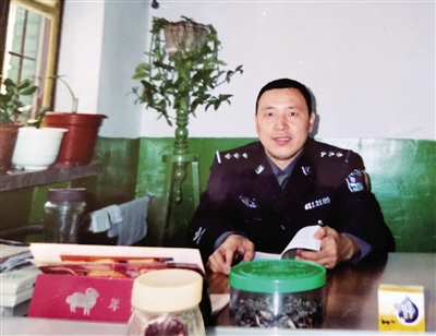 2022年1月12日,陕西省曲江监狱内二科医师、一级警长薛宁静突发心肌梗塞，牺牲在工作岗位。他出门上班前给爱人说的最后一句话 “我得去，门诊不能停”