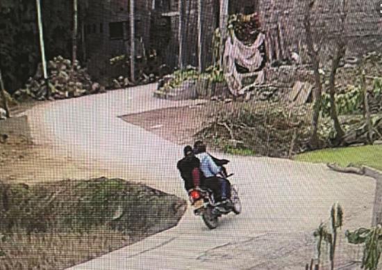 男子驾车撞倒3岁幼童逃逸 民警截图发微信找到肇事者