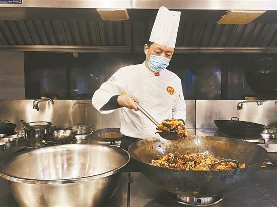 记者探访马鞍山市供餐企业，发现供应隔离点、核酸检测点的饭菜 厨师长下厨 一周不重样 文图/记者 王永霞