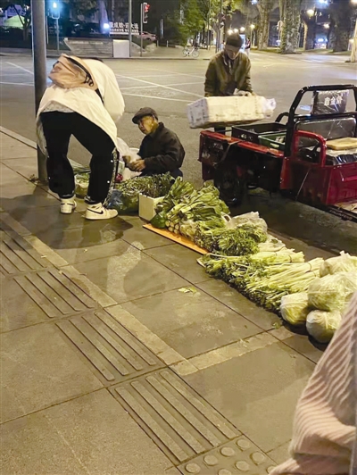  老人深夜街头卖菜 网友组建“买菜帮扶群” “每月退休金四千，我就是闲不住”