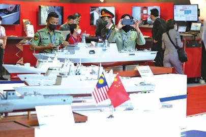 中国军工亮相亚 洲 防 务 展