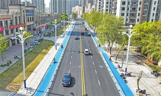 中山南路蓝色非机动车道靓了 今年弋江区还将投入约2亿元升级8条道路