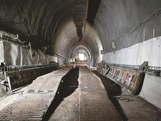 西部陆海新通道建设取得重大进展 隆黄铁路隆叙段首座隧道贯通