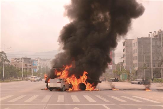 两车相撞起火，司机逃离 事发陆川温泉镇，帝豪和后驱动基本报废
