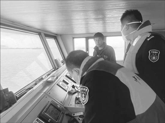 商渔共治，巡航执法维护海上安全 区海上安全专班处置一起辽宁籍渔船违法行为