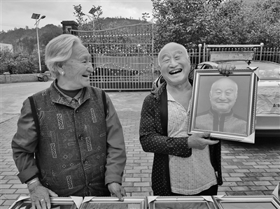 让更多老人留下最美的笑容 陕南女孩义务帮2000余名山区老人拍遗照